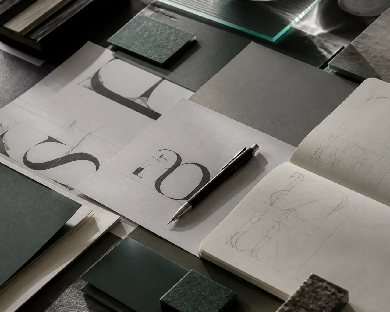 Mesa de trabajo con materiales editoriales y muestras de diseño